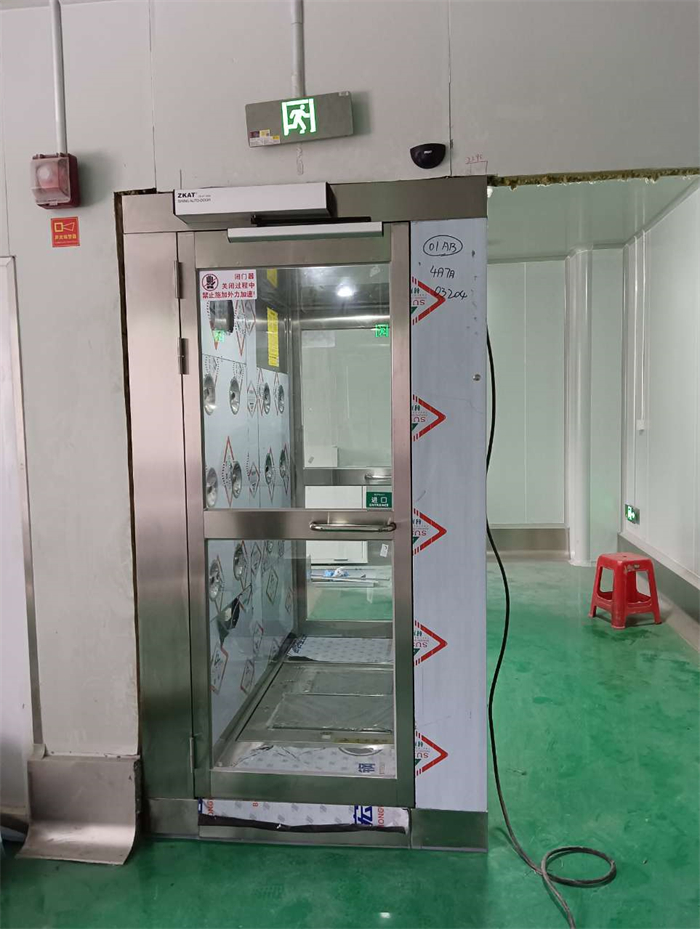 上海曉峰建筑裝飾設(shè)計工程有限公司安裝風(fēng)淋室
